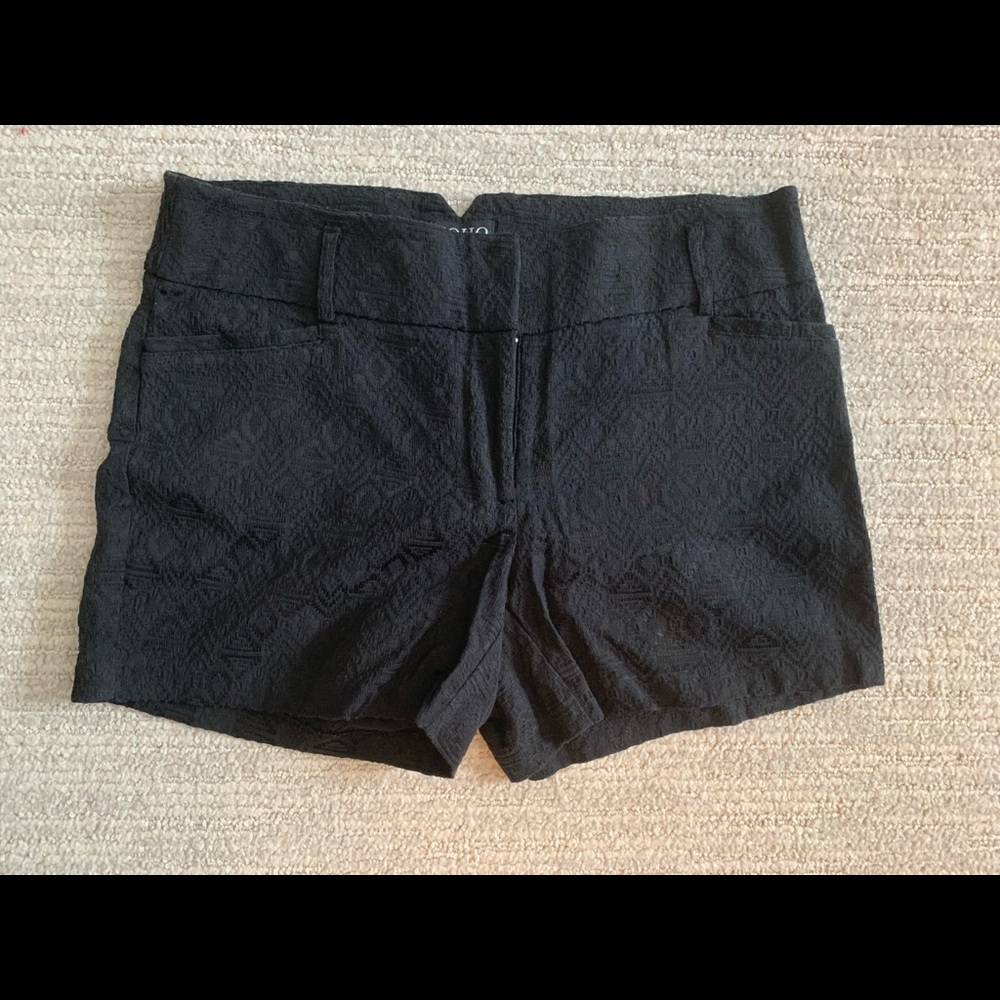 Textured pattern Black shorts Size 8